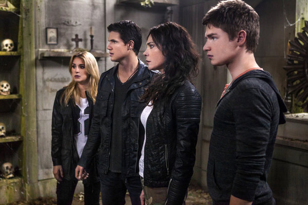 The-Hunters-Alexa-Vega.-Robbie-Amell.-Michelle-Forbes.-Keenan-Tracey