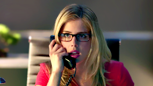 FELICITY-SMOAK-3X03-CORTO-MALTESE-arrow-37710618-500-282