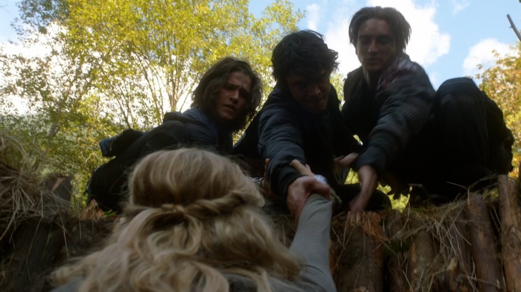 1x02-Earth-Skills-bellamy-and-clarke-the-100-37232461-1916-1076