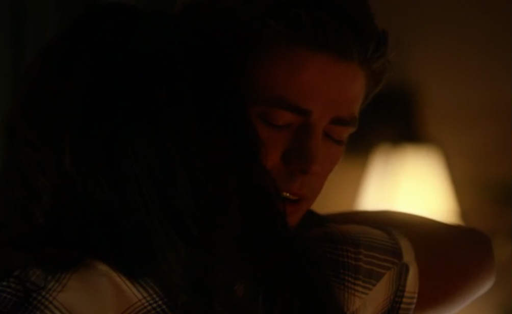 The-Flash-E9-Screencap-Barry-Hug